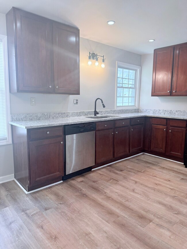 Photo - 1604 Roberts Dr SE