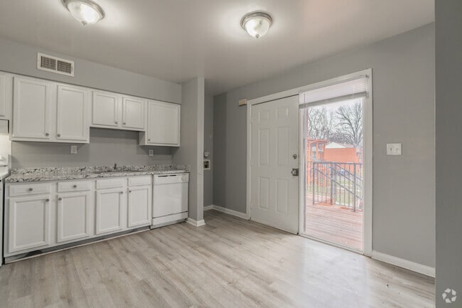 2BR, 1BA - 900SF - Entrance