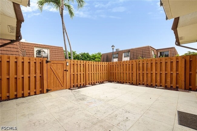 Building Photo - 1418 Park Shore Cir