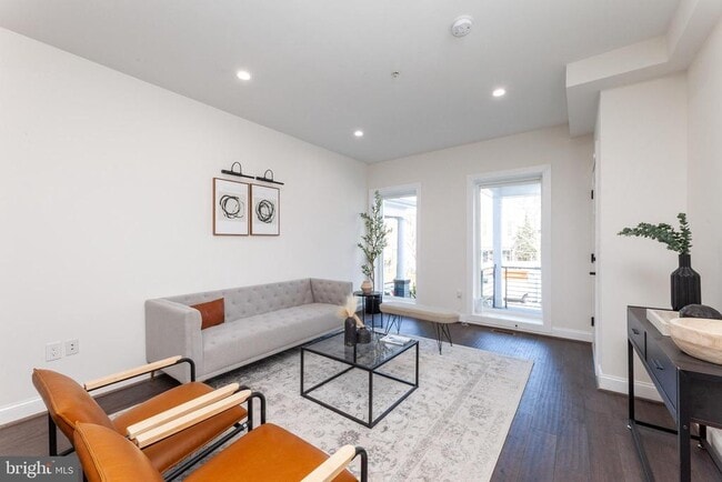 Photo - 734 Kenyon St NW Unit 2