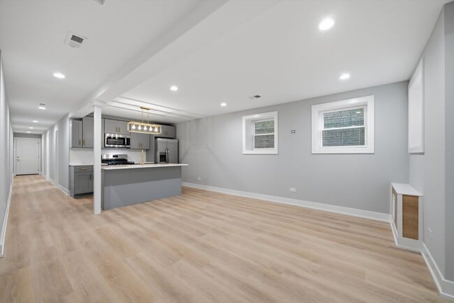 2442 W Wilson Ave
