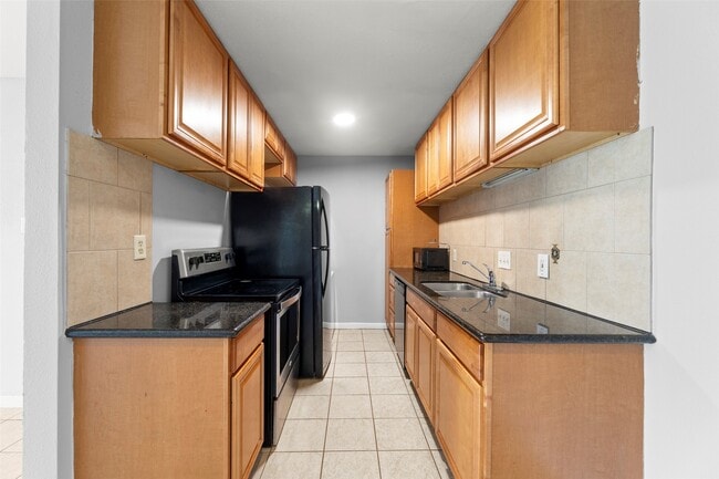 Building Photo - 2100 Wilcrest Dr Unit 141