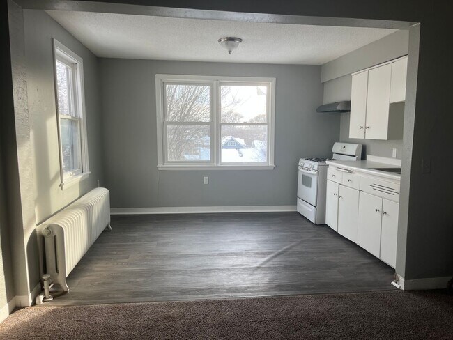 Building Photo - 1727 Reaney Ave E Unit #3