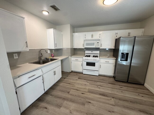 Photo - 2 bed/ 1 bath home / large yard / central located / Available Now!!