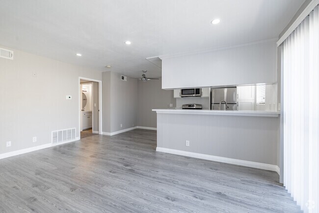 2BR, 2BA - 757SF - Living Room