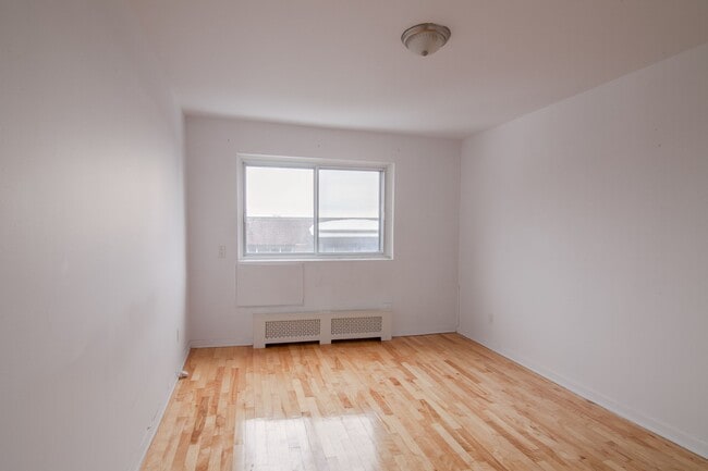 Photo - 4590 Chemin Queen Mary Unit 107