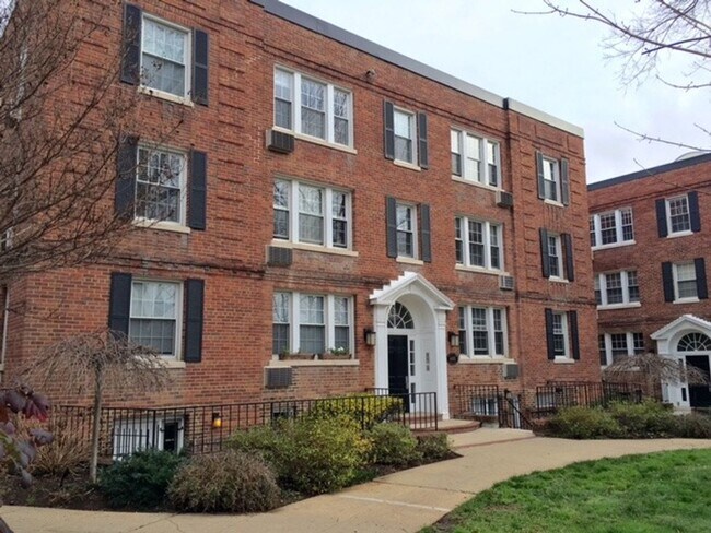 Building Photo - MacArthur Park One Bedroom W/Off Street Pa... Rental