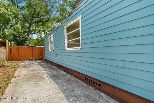 Photo - 2892 Gilmore St