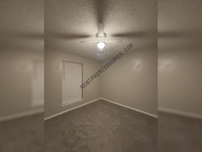 Photo - 111 Point W Cir