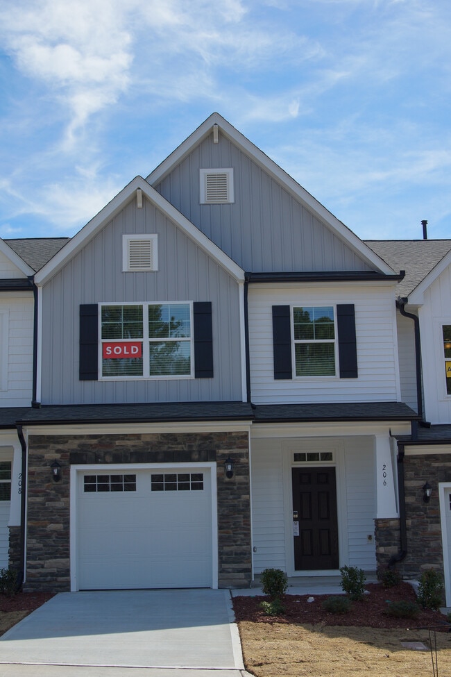 Building Photo - 206 Oakchest Ct