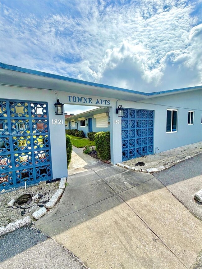 Building Photo - 1821 N 17th Ct Unit 27
