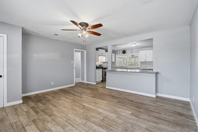 Photo - 2310 Merle St