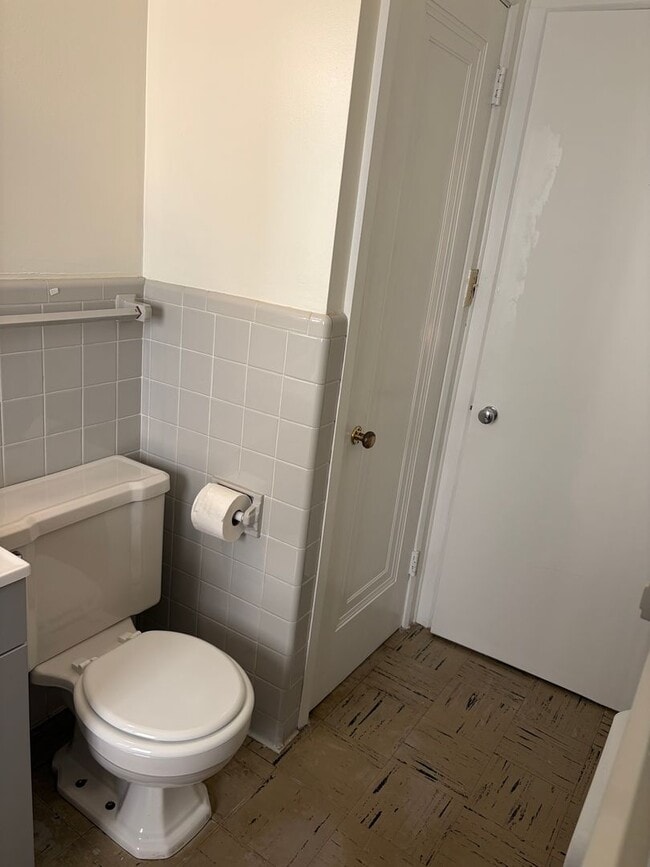 Building Photo - 660 Beech Ave Unit B Shared Entry - Upstairs