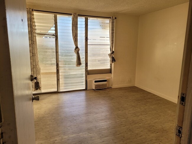 Photo - Great Location! Studio, 1 bath, 1 pkg w/Lanai. 300sqft unit . $1600