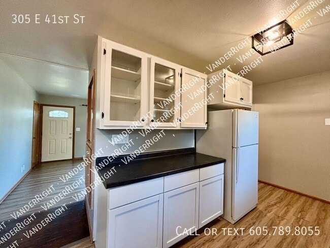 Photo - 305 E 41st St