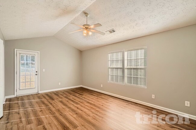 Photo - 1476 Steam Engine Way NE