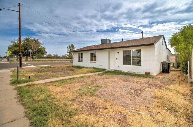 Building Photo - 2539 N 39th Ave
