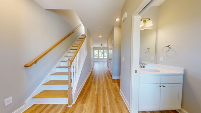 Photo - 1032 Moen Lp