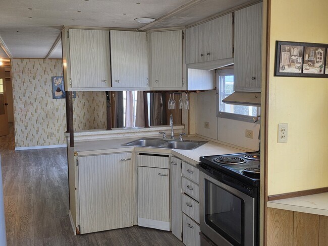 Photo - 226 Lamplighter Ln