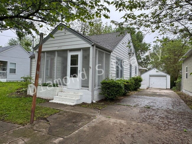 Charming 3 Bedroom Home Available Now - Cl... - Charming 3 Bedroom Home Available Now - Cl...