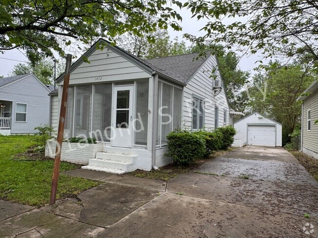 Building Photo - Charming 3 Bedroom Home Available Now - Cl...