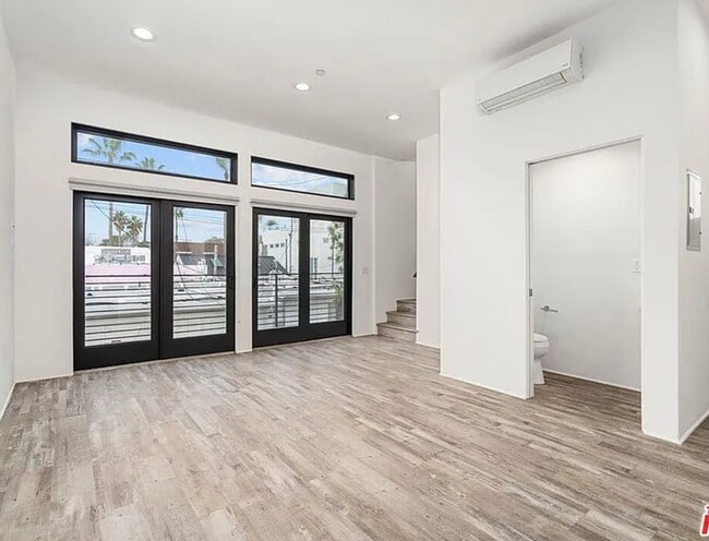 Building Photo - 1509 Cabrillo Ave Unit 1/2