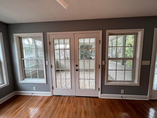 408 Maple St Unidad upper two floors