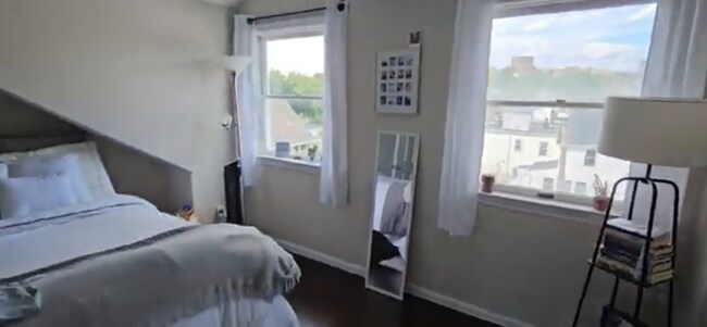 Building Photo - Modern, Spacious 3-level duplex Near the B... Rental
