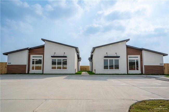 Building Photo - 30 Hidalgo Cir Unit A