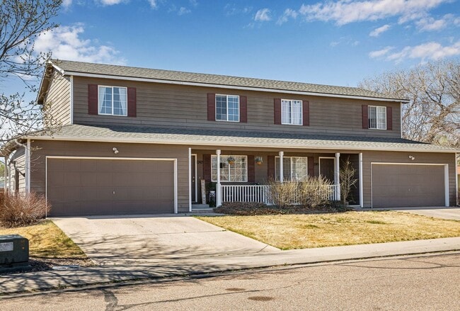 Building Photo - 3 bedroom, 1.5 Bath Townhome, Available Early June!