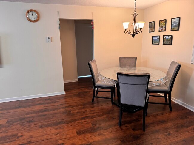 Photo - 13 Hallmark Gdns Unidad 12