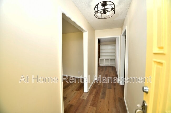 Photo - 401 N Fir Pl