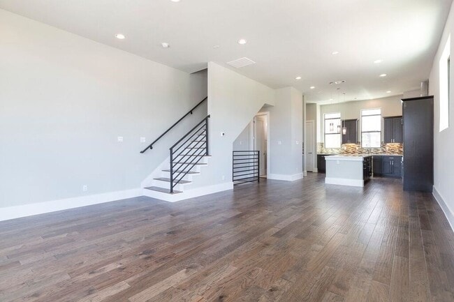 Photo - 5703 Larkin St