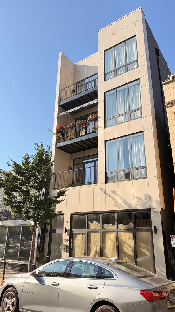 Building Photo - 3244 N Lincoln Ave Unit 4