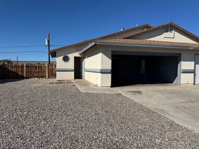 Building Photo - 3BR Duplex with gated yard and Garage Unit A