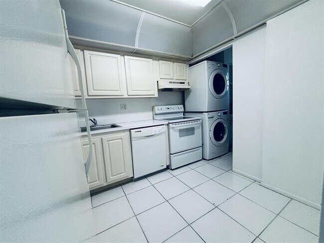 Photo - 7925 Fairview Dr Unit 208