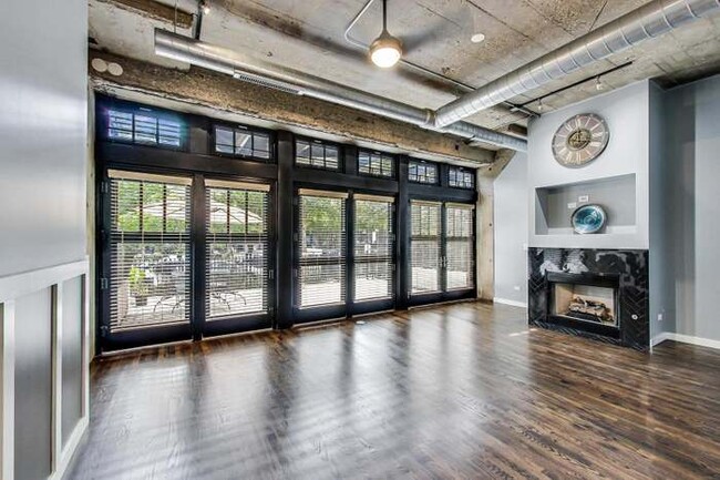 Floor to ceiling windows with fireplace - 1000 W 15th St Condominio Unidad 138