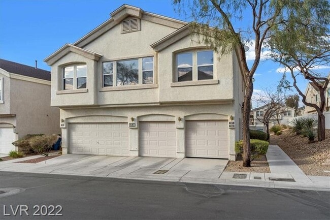Building Photo - Large Spacious 3 Bedroom Townhome with Com...