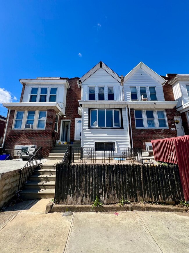 Building Photo - Spacious 3-Bedroom Townhome in Juniata! Available NOW!