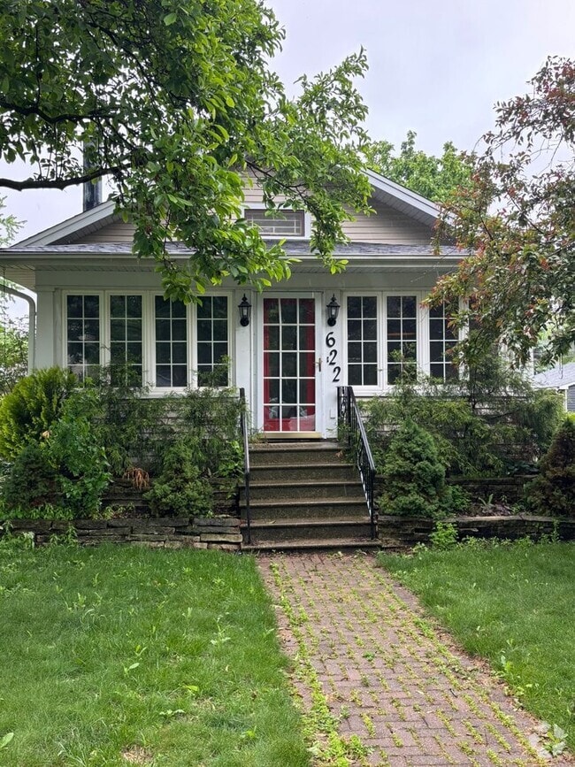 Building Photo - Great House in a great location!