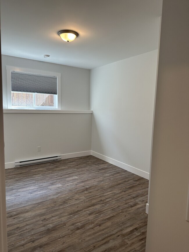 Photo - 8215-B-881A 81a St