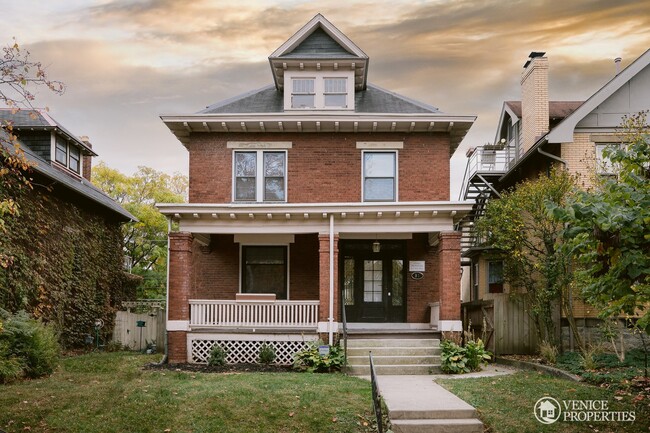 Completely Renovated Home--One block off o... - Completely Renovated Home--One block off o...