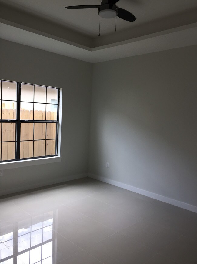 Photo - 1219 White Oak Dr Unidad Apt 3