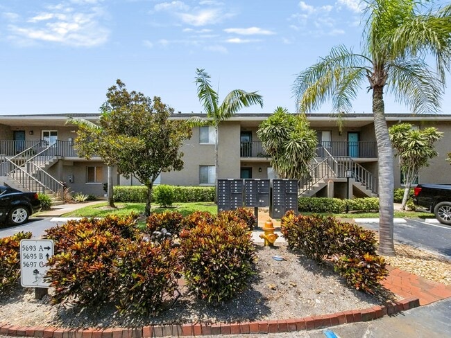 Building Photo - ** BROOK PINES ** 2 BED / 2 BATH - CONDO - LELY AREA - GREAT LOCATION - ANNUAL RENTAL