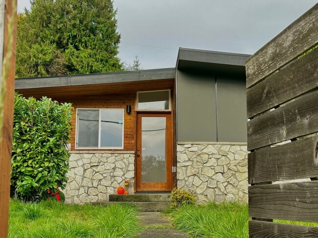 Stylish 4-Bed, 3-Bath Home in South Seattle - Stylish 4-Bed, 3-Bath Home in South Seattle