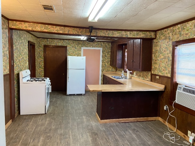 Photo - 1120 S Railroad Ave