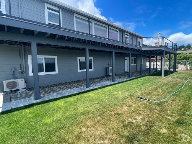 Building Photo - Spacious and Modern 3 Bedroom Sunlit Basem... Rental