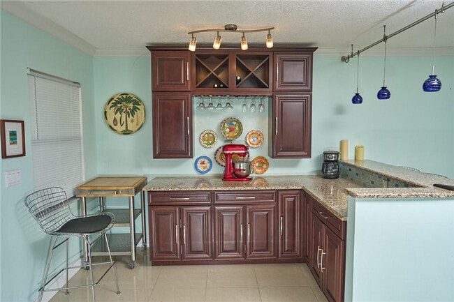 Photo - 2555 NE 11th St Unidad 703