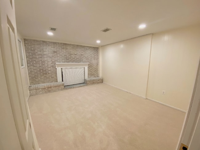 Building Photo - 5 Queen