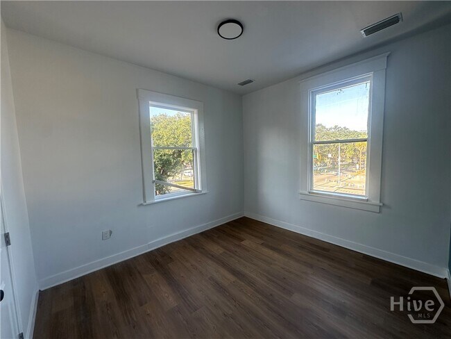 Photo - 312 W 37th St